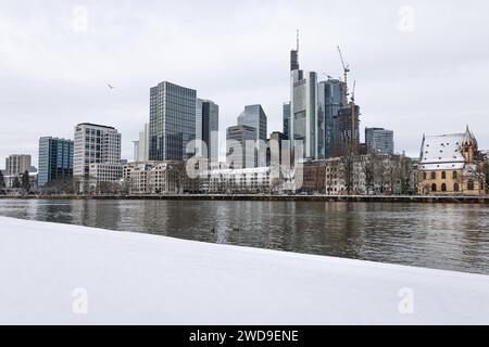 Die Frankfurter Skyline im Schnee Die Frankfurter Bankenskyline ist winterlich verschneit. Frankfurt am main Hessen Deutschland *** la Skyline de Francfort dans la neige la Skyline de Francfort est couverte de neige d'hiver Frankfurt am main Hesse Allemagne 2024-01-18 ffm Skyline winter schnee 02 Banque D'Images