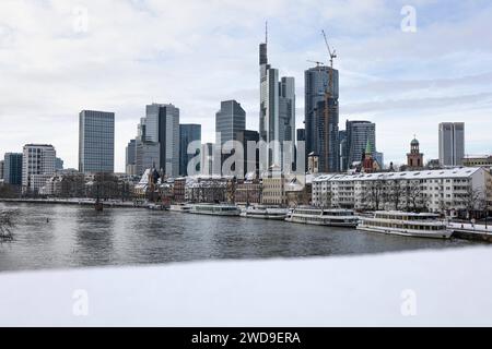 Die Frankfurter Skyline im Schnee Die Frankfurter Bankenskyline ist winterlich verschneit. Frankfurt am main Hessen Deutschland *** la Skyline de Francfort dans la neige la Skyline de Francfort est couverte de neige d'hiver Frankfurt am main Hesse Allemagne 2024-01-18 ffm Skyline winter schnee 05 Banque D'Images