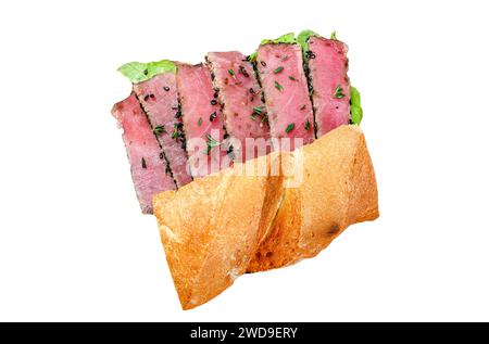 Steak de thon Ahi grillé et sandwich à l'avocat avec roquette isolé sur fond blanc, vue de dessus Banque D'Images