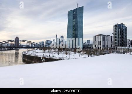 DieEuropäische Zentralbank EZB im Schnee Die Europäische Zentralbank EZB in Frankfurt am main ragt aus dem winterlich verschneiten Osthafengebiet empor. Frankfurt am main Hessen Deutschland *** la Banque centrale européenne BCE dans la neige la Banque centrale européenne BCE à Francfort-sur-le-main se lève de la zone enneigée d'Osthafen Frankfurt am main Hesse Allemagne 2024-01-18 ffm ezb Skyline winter schnee 04 Banque D'Images