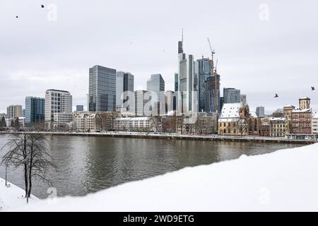 Die Frankfurter Skyline im Schnee Die Frankfurter Bankenskyline ist winterlich verschneit. Frankfurt am main Hessen Deutschland *** la Skyline de Francfort dans la neige la Skyline de Francfort est couverte de neige d'hiver Frankfurt am main Hesse Allemagne 2024-01-18 ffm Skyline winter schnee 01 Banque D'Images