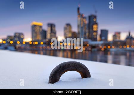 Die Frankfurter Skyline im Schnee Die Lichter der verschneiten Frankfurter Bankenskyline leuchten am Abend. Frankfurt am main Hessen Deutschland *** la Skyline de Francfort dans la neige les lumières de la Skyline enneigée de Francfort Banking brillent dans la soirée Frankfurt am main Hesse Allemagne 2024-01-18 ffm Skyline winter schnee 08 Banque D'Images