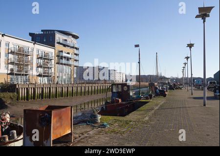 King Edward Quay près de la rivière Colne à Colchester, Essex. Il y a des péniches le long ici et des logements étudiants de l'autre côté de la rivière. Banque D'Images