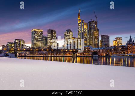 Die Frankfurter Skyline im Schnee Die Lichter der verschneiten Frankfurter Bankenskyline leuchten am Abend. Frankfurt am main Hessen Deutschland *** la Skyline de Francfort dans la neige les lumières de la Skyline enneigée de Francfort Banking brillent dans la soirée Frankfurt am main Hesse Allemagne 2024-01-18 ffm Skyline winter schnee 11 Banque D'Images