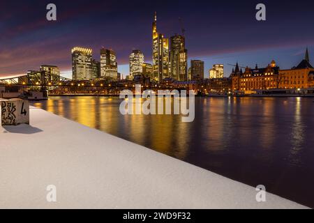 Die Frankfurter Skyline im Schnee Die Lichter der verschneiten Frankfurter Bankenskyline leuchten am Abend. Frankfurt am main Hessen Deutschland *** la Skyline de Francfort dans la neige les lumières de la Skyline enneigée de Francfort Banking brillent dans la soirée Frankfurt am main Hesse Allemagne 2024-01-18 ffm Skyline winter schnee 14 Banque D'Images