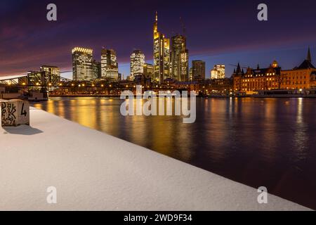 Die Frankfurter Skyline im Schnee Die Lichter der verschneiten Frankfurter Bankenskyline leuchten am Abend. Frankfurt am main Hessen Deutschland *** la Skyline de Francfort dans la neige les lumières de la Skyline enneigée de Francfort Banking brillent dans la soirée Frankfurt am main Hesse Allemagne 2024-01-18 ffm Skyline winter schnee 15 Banque D'Images