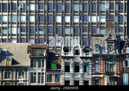 Bâtiments Art Nouveau devant un gratte-ciel sur la Meuse, Quai de la Goffe, Liège, Wallonie, Belgique, Europe Banque D'Images