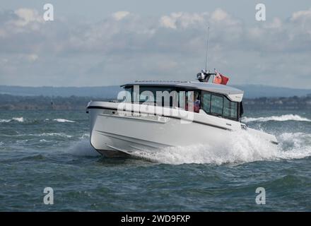 Le bateau à moteur Smart Saxdor 320 GTC progresse rapidement le long du Solent pendant la Cowes Power Boat Race Banque D'Images