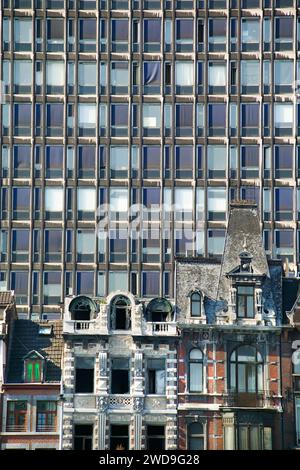 Bâtiments Art Nouveau devant un gratte-ciel sur la Meuse, Quai de la Goffe, Liège, Wallonie, Belgique, Europe Banque D'Images