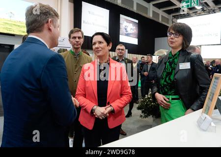 Silke Gorißen, CDU Eröffnungsrundgang der Grünen Messe in Berlin mit Ministerin für Landwirtschaft und Verbraucherschutz des Landes Nordrhein-Westfalen,Silke Gorißen, CDU Berlin Berlin GER *** Silke Gorißen, CDU visite d'ouverture de la Foire verte de Berlin avec le ministre de l'Agriculture et de la protection des consommateurs de Rhénanie du Nord-Westphalie,Silke Gorißen, CDU Berlin Berlin Berlin GER Banque D'Images