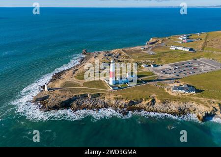 Portland, Dorset, Royaume-Uni. 19 janvier 2024. Météo britannique : vue aérienne du phare de Portland Bill sur la côte jurassique du Dorset par un après-midi froid et ensoleillé. Crédit photo : Graham Hunt/Alamy Live News Banque D'Images