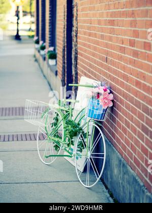 Une décoration de vélo à l'extérieur d'un restaurant, près d'une petite ville du Texas. Refléter un moment paisible de la vie urbaine. Banque D'Images