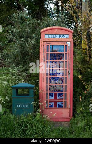 Réaffecté. Cabine téléphonique patriotique britannique et poubelle à déchets, The Bryn, près d'Abergavenny, Monmouthshire Royaume-Uni Banque D'Images