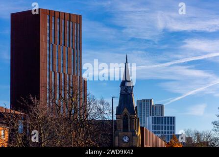 Le bloc moderne Broadcasting Tower fait partie de Leeds Beckett University West Yorkshire Angleterre Royaume-Uni conçu par les architectes Feilden Clegg Bradley 2009. Banque D'Images