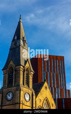 Le bloc moderne Broadcasting Tower fait partie de Leeds Beckett University West Yorkshire Angleterre Royaume-Uni conçu par les architectes Feilden Clegg Bradley 2009. Banque D'Images