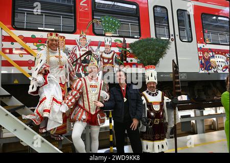 Künstler Heiko Wrusch m und das Kölner Karneval Dreigestirn für die Karnevalsession 2024 Jungfrau Frieda Friedrich Klupsch, Prinz Karneval Sascha I. Sascha Klupsch und der Bauer Werner Klupsch BEI der Präsentation der Karnevals S Bahn mit Wimmelbildern des Künstlers Heiko Wrusch. *** Artiste Heiko Wrusch m et le triumvirat de carnaval de Cologne pour la saison de carnaval 2024 Jungfrau Frieda Friedrich Klupsch , Prince Carnaval Sascha i Sascha Klupsch et le fermier Werner Klupsch à la présentation du carnaval S-Bahn avec des images d'objets cachés par l'artiste Heiko Wrusch Banque D'Images