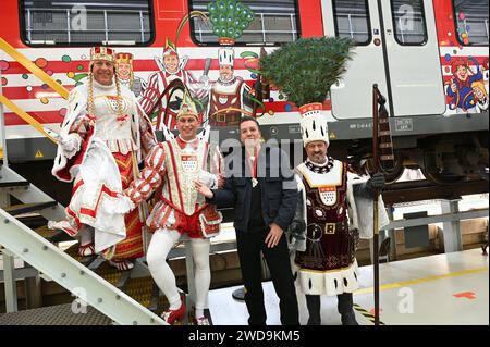 Künstler Heiko Wrusch m und das Kölner Karneval Dreigestirn für die Karnevalsession 2024 Jungfrau Frieda Friedrich Klupsch, Prinz Karneval Sascha I. Sascha Klupsch und der Bauer Werner Klupsch BEI der Präsentation der Karnevals S Bahn mit Wimmelbildern des Künstlers Heiko Wrusch. *** Artiste Heiko Wrusch m et le triumvirat de carnaval de Cologne pour la saison de carnaval 2024 Jungfrau Frieda Friedrich Klupsch , Prince Carnaval Sascha i Sascha Klupsch et le fermier Werner Klupsch à la présentation du carnaval S-Bahn avec des images d'objets cachés par l'artiste Heiko Wrusch Banque D'Images