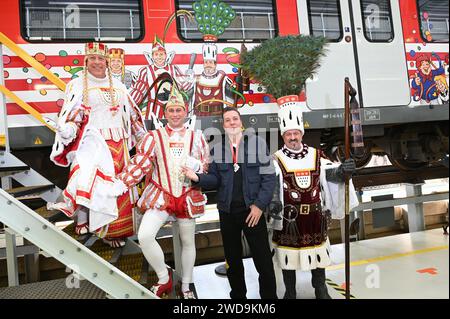 Künstler Heiko Wrusch m und das Kölner Karneval Dreigestirn für die Karnevalsession 2024 Jungfrau Frieda Friedrich Klupsch, Prinz Karneval Sascha I. Sascha Klupsch und der Bauer Werner Klupsch BEI der Präsentation der Karnevals S Bahn mit Wimmelbildern des Künstlers Heiko Wrusch. *** Artiste Heiko Wrusch m et le triumvirat de carnaval de Cologne pour la saison de carnaval 2024 Jungfrau Frieda Friedrich Klupsch , Prince Carnaval Sascha i Sascha Klupsch et le fermier Werner Klupsch à la présentation du carnaval S-Bahn avec des images d'objets cachés par l'artiste Heiko Wrusch Banque D'Images