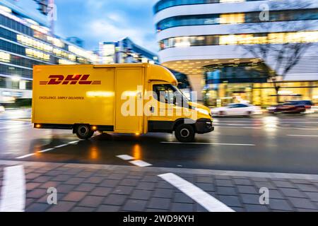 Innerstädtische Straße mit Fahrzeugen, moderne Architektur am Abend. Bewegungsunschärfe. Lieferfahrzeug des Paketdienstes DHL. // 17.01.2024 : Stuttgart, Bade-Württemberg, Deutschland. *** Rue de la ville avec des véhicules, architecture moderne dans la soirée Motion Blur DHL véhicule de livraison 17 01 2024 Stuttgart, Baden Württemberg, Allemagne Banque D'Images