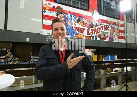 Künstler Heiko Wrusch BEI der Präsentation der Karnevals S Bahn mit Wimmelbildern *** artiste Heiko Wrusch à la présentation du carnaval S-Bahn avec des images d'objets cachés Banque D'Images