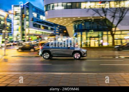 Innerstädtische Straße mit Fahrzeugen, moderne Architektur am Abend. Bewegungsunschärfe. // 17.01.2024 : Stuttgart, Bade-Württemberg, Deutschland. *** Rue de la ville avec des véhicules, architecture moderne dans la soirée Motion blur 17 01 2024 Stuttgart, Baden Württemberg, Allemagne Banque D'Images