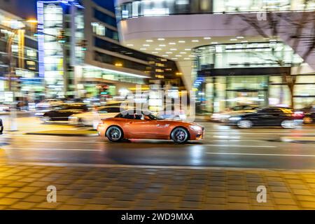 Innerstädtische Straße mit Fahrzeugen, moderne Architektur am Abend. Bewegungsunschärfe. // 17.01.2024 : Stuttgart, Bade-Württemberg, Deutschland. *** Rue de la ville avec des véhicules, architecture moderne dans la soirée Motion blur 17 01 2024 Stuttgart, Baden Württemberg, Allemagne Banque D'Images