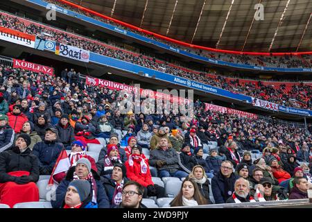 Tausende Menschen haben am Freitag 19.01.2024 in der Muenchner Allianz Arena Abschied von der Fussball-Legende Franz Beckenbauer genommen. Beckenbauer war Am 7. Januar im Alter von 78 Jahren gestorben. Von 1964 bis 1977 spielte er beim FC Bayern Muenchen. Zweimal wurde er mit der deutschen Nationalmannschaft Weltmeister : 1974 als Spieler im eigenen Land, 1990 als Teamchef der DFB-Elf. Siehe epd-Meldung vom 19.01.2024 USAGE ÉDITORIAL SEULEMENT *** des milliers de personnes font leurs adieux à la légende du football Franz Beckenbauer vendredi 19 01 2024 à Munichs Allianz Arena Beckenbauer est décédé le 7 janvier à l'âge o Banque D'Images