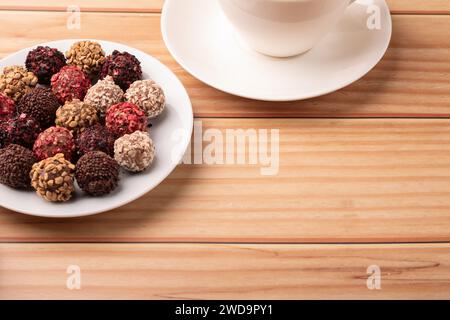 photographie, bonbons, truffes, chocolat, espace vide, sucré, tasse, dessert, blanc, assiette, savoureux, nourriture, café, snack, café, boisson, café, cadeau, choix Banque D'Images