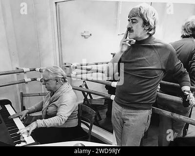 Kenneth MacMillan était un danseur et chorégraphe britannique qui était directeur artistique du Royal Ballet de Londres. En 1973, il travaille sur Manon, un ballet en trois actes en tant que directeur artistique. Vu ici avec le pianiste de répétition dans un studio de répétition de ballet. Londres, Angleterre années 1970 Royaume-Uni HOMER SYKES Banque D'Images