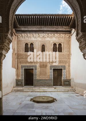 Chambre dorée Cour (patio del Cuarto Dorado) et façade du palais de Comares aux palais Nasrides de l'Alhambra à la lumière du jour - Grenade, Andalousie, Espagne Banque D'Images