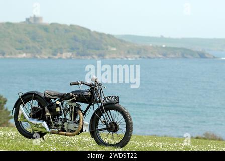 Moto de course classique AJS 250cc R12. Le château de Pendennis, Falmouth, peut être vu en arrière-plan et a formé un circuit routier fermé dans les années 1930 Banque D'Images