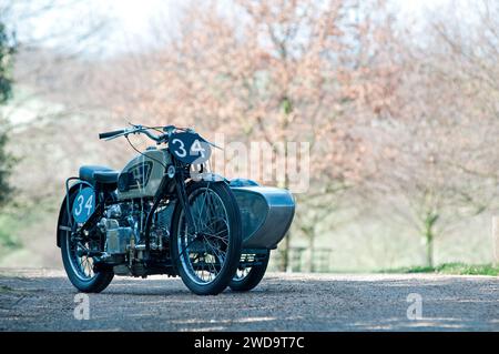 Tenue de Sidecar Douglas 750cc Works 1931. Combinaison de moto britannique classique. Côté droit. Banque D'Images