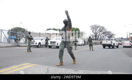 GYE-LLEGADA FAMILIA FITO Guayaquil, viernes 19 de enero del 2024 con fuerte resguardo militar se encuentra la base AÃ rea Simon Bolivar, donde llegaria la familia de Adolfo Macias alias Fito, quienes fueron expulsados la noche de ayer de Argentina. Fotos:CÃ sar Munoz/API Guayaquil Guayas Ecuador CLJ-GYE-LLEGADAFAMILIAFITO-6ce07529a0fdcc44b4d196219fe7016b *** GYE ARRIVÉE FITO FAMILLE Guayaquil, vendredi 19 janvier 2024 la base aérienne Simon Bolivar est sous forte garde militaire, où la famille d'Adolfo Macias a été expulsée LA nuit dernière CÃ Banque D'Images