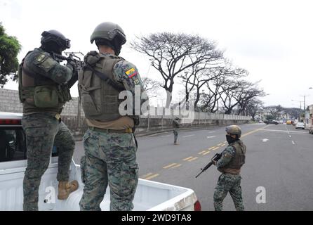 GYE-LLEGADA FAMILIA FITO Guayaquil, viernes 19 de enero del 2024 con fuerte resguardo militar se encuentra la base AÃ rea Simon Bolivar, donde llegaria la familia de Adolfo Macias alias Fito, quienes fueron expulsados la noche de ayer de Argentina. Fotos:CÃ sar Munoz/API Guayaquil Guayas Ecuador CLJ-GYE-LLEGADAFAMILIAFITO-a31a3cf48d47f641eeca1d4c79b82ec0 *** GYE ARRIVÉE FITO FAMILLE Guayaquil, vendredi 19 janvier 2024 la base aérienne Simon Bolivar est sous garde militaire, où la FAMILLE d'Adolfo Macias a été expulsée de la nuit dernière ARRIVÉE de CÃ, alias Fifo Munias Argentine Banque D'Images