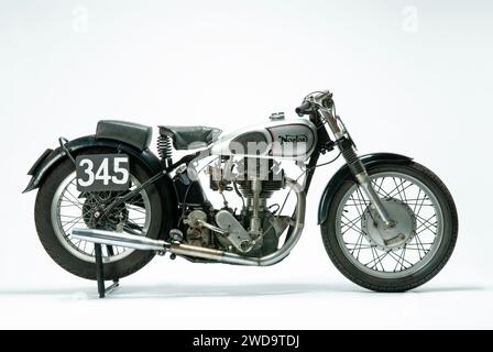 Moto de course classique Norton 348cc 'Cammy Special' 1948. Image Studio sur fond blanc. Banque D'Images