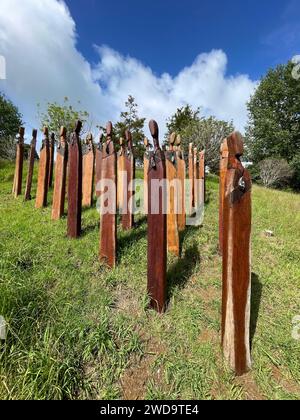 Auckland, Nouvelle-Zélande. Sculpture en bois représentant un groupe de guerriers maoris à Brick Bay. Banque D'Images