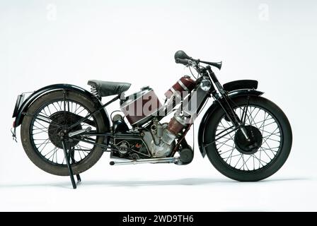 Moto vintage Scott 596cc Super Squirrel 1930. Image Studio sur fond blanc. Banque D'Images