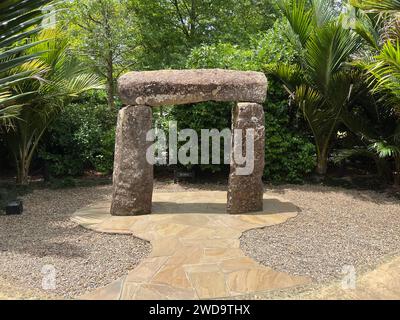 Matakana, Nouvelle-Zélande - Parc de sculptures Sculptureum. Le portail - une installation d'art dans le parc en pierre brute massive. Banque D'Images