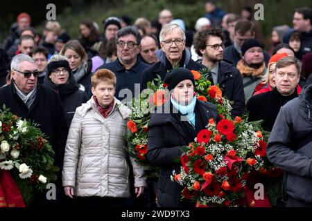 Luxembourg-Liebknecht - Gedenken DEU, Allemagne, Berlin, 14.01.2024 Politiker der Partei Die Linke Petra Pau , Dietmar Bartsch , Ko-Vorsitzender der Fraktion Die Linke, Janine Wissler , Co-Vorsitzende der Partei Die Lintei, Gesine Loetzsch , Bundestaggeordnete Die Linteirke der Parteir, Martin-Schweir der Parteirwan und v.l.n.r. mit roten Nelken und Kranz in Ehren zum Gedenken am Grab von Rosa Luxemburg an der Gedenkstaette der Sozialisten in Berlin - Friedrichsfelde anlaesslich der Luxemburg - Liebknecht - Gedenkveranstaltung. Der Gedenktag e Banque D'Images