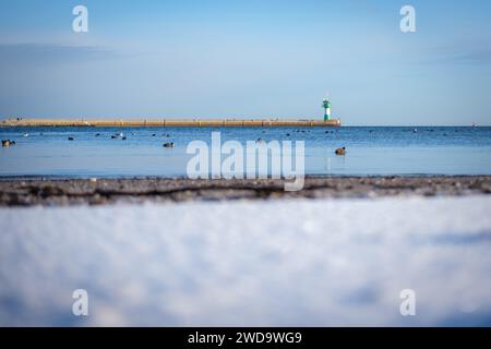 Le phare vert à l'entrée du port de Luebeck en hiver Banque D'Images