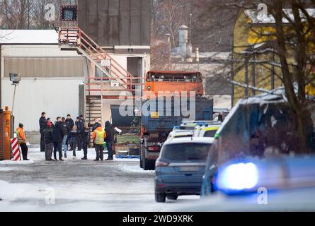 Hagen, Allemagne. 19 janvier 2024. Les policiers enquêtent sur la scène du crime. Un homme a été tué par des coups de feu dans un centre de recyclage. Deux autres hommes ont été grièvement blessés, a déclaré un porte-parole de la police. L'auteur présumé a été arrêté peu de temps après l'acte sanglant dans le district de Lennetal. Crédit : Bernd Thissen/dpa - ATTENTION : plaques minéralogiques pixelisées pour des raisons juridiques/dpa/Alamy Live News Banque D'Images