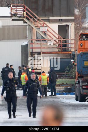 Hagen, Allemagne. 19 janvier 2024. Les policiers enquêtent sur la scène du crime. Un homme a été tué par des coups de feu dans un centre de recyclage. Deux autres hommes ont été grièvement blessés, a déclaré un porte-parole de la police. L'auteur présumé a été arrêté peu de temps après l'acte sanglant dans le district de Lennetal. Crédit : Bernd Thissen/dpa - ATTENTION : personne privée pixelisée pour des raisons juridiques/dpa/Alamy Live News Banque D'Images