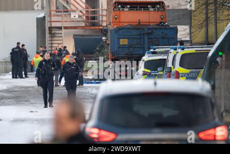 Hagen, Allemagne. 19 janvier 2024. Les policiers enquêtent sur la scène du crime. Un homme a été tué par des coups de feu dans un centre de recyclage. Deux autres hommes ont été grièvement blessés, a déclaré un porte-parole de la police. L'auteur présumé a été arrêté peu de temps après l'acte sanglant dans le district de Lennetal. Crédit : Bernd Thissen/dpa - ATTENTION : plaques minéralogiques pixelisées pour des raisons juridiques/dpa/Alamy Live News Banque D'Images