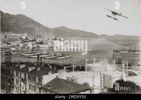 1914 - Rallye aérien de Monaco. Arrivée de Brindejonc des Moulinais au-dessus de la rade de Monaco. Banque D'Images