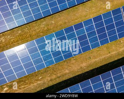 Une centrale solaire vue d’en haut avec de nombreuses cellules solaires bleues pour une production d’énergie respectueuse de l’environnement en Allemagne Banque D'Images