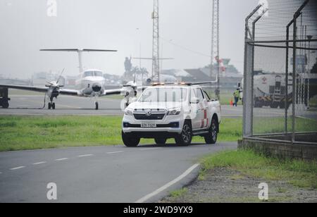 GYE-LLEGADA FAMILIA FITO Guayaquil, viernes 19 de enero del 2024 con fuerte resguardo militar se encuentra la base AÃ rea Simon Bolivar, donde llegaria la familia de Adolfo Macias alias Fito, quienes fueron expulsados la noche de ayer de Argentina. Fotos:CÃ sar Munoz/API Guayaquil Guayas Équateur CLJ-GYE-LLEGADAFAMILIAFITO-846e8589c4468d16fab85a42e57751a3 *** GYE ARRIVÉE FITO FAMILLE Guayaquil, vendredi 19 janvier 2024 la base aérienne Simon Bolivar est sous garde militaire lourde, où la FAMILLE Adolfo Macias a été expulsée LA nuit dernière CÃ, alias Fio Munias Banque D'Images