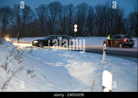 Großschweidnitz - Spiegelglatte Fahrbahn : VW und Audi kollidieren 18.01.2024 gegen 16:30 Uhr Großschweidnitz, S148 Fotograf : LausitzNews.de/ Philipp Grohmann in den Nachmittagsstunden des Donnerstag wurde es teils gefährlich glatt in der Oberlausitz. Daraufhin steckten in den Landkreisen Görlitz und Bautzen an mehreren Stellen LKW fest und es kam zu Verkehrsunfällen. SO auch kurz nach 16:30 Uhr auf der S148 à Höhe Großschweidnitz. Dort prallten aus bislang unklarer Ursache ein PKW VW und ein PKW Audi ineinander. Der Audi rutschte daraufhin über die Fahrbahn in den Straßengraben und kam dort z Banque D'Images