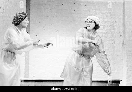 de gauche à droite : Maria Charles (Mrs Meadows), Brenda Blethyn (Dawn) dans STEAMING de Nell Dunn au Theatre Royal, Stratford East, London E15 06/07/1981 design : Jenny Tiramani éclairage : Mick Hughes réalisateur : Roger Smith Banque D'Images