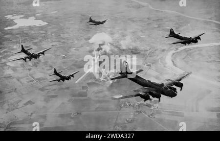 Une partie de la formation de Boeing B-17 Flying Forteresses au-dessus de l'usine Focke Wulf en Prusse orientale, Allemagne le 9 octobre 1943. Le vol de la Seconde Guerre mondiale impliquait un aller-retour de 1 800 milles et dura environ 10 heures. Banque D'Images