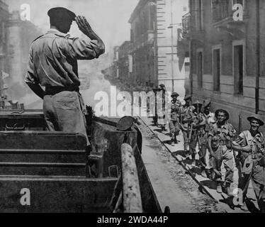 Le maréchal Bernard Law Montgomery saluant les troupes d'un porte-canon bren à Reggio lors de l'invasion alliée de l'Italie pendant la Seconde Guerre mondiale : 3 septembre 1943. Banque D'Images